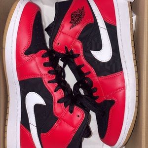 Air Jordan 1 Mid SE Black/Fire Red-White-Malachite